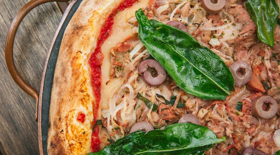 A famosa pizza vegana!! Carne de jaca desfiada e folhas de ora-pro-nóbis.