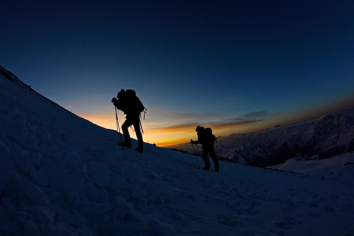 Mountain guide. Эльбрус восхождение вершина. Эльбрус альпинизм восхождение. Подъем в гору. Человек в горах.