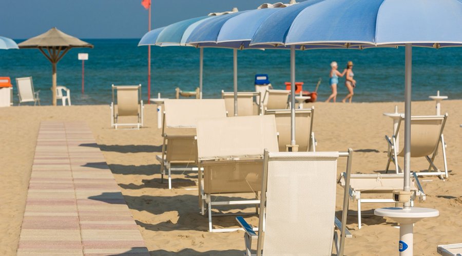 Spiaggia ampia e sabbiosa con ombrellone e lettino inclusi nel prezzo del soggiorno