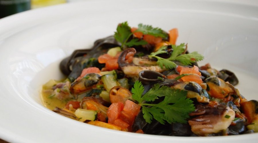 Tagliatelle nero z owocami morza.