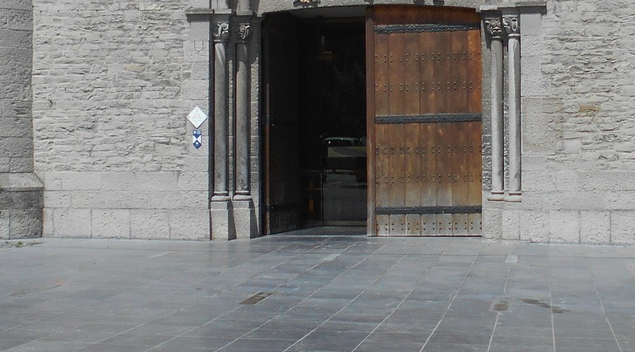 Турне. У церкви Святого Квентина (Saint-Quentin). Входной портал