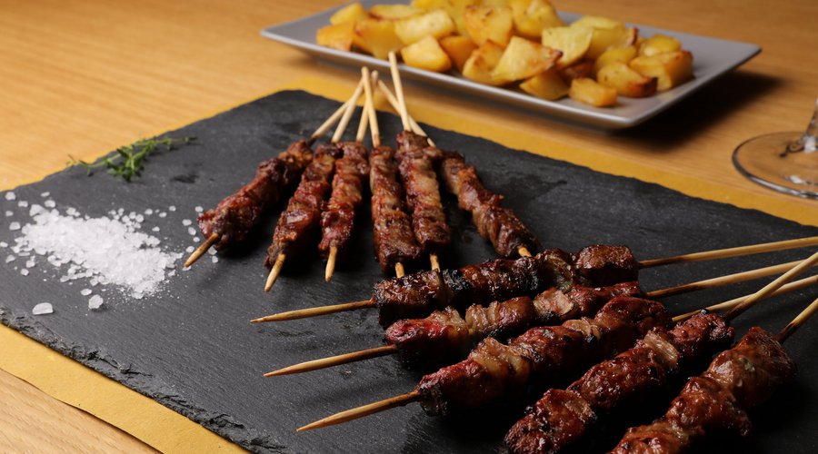 Il piatto più rappresentativo dell'Abruzzo nel mondo: l'arrosticino. In questa foto vedete quelli di carne e quelli di fegato e cipolla.