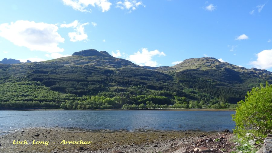 Vue de la chambre sur le loch et les monts.