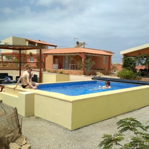 La piscine et les logements.