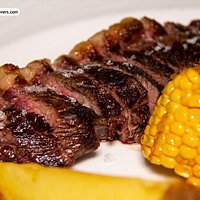 Un espacio perfecto para disfrutar de carnes y pescados al carbon de leña, productos de Formentera y detalles y platos con toques brasileños. El único restaurante de la isla con parque infantil cerrado para el restaurante.