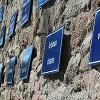 Remparts Vauban à Sélestat avec son fameux mur "Le Rêve" comportant 310 plaques bleues de rues