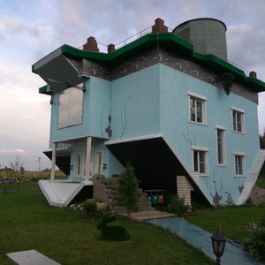 Перевернутый дом