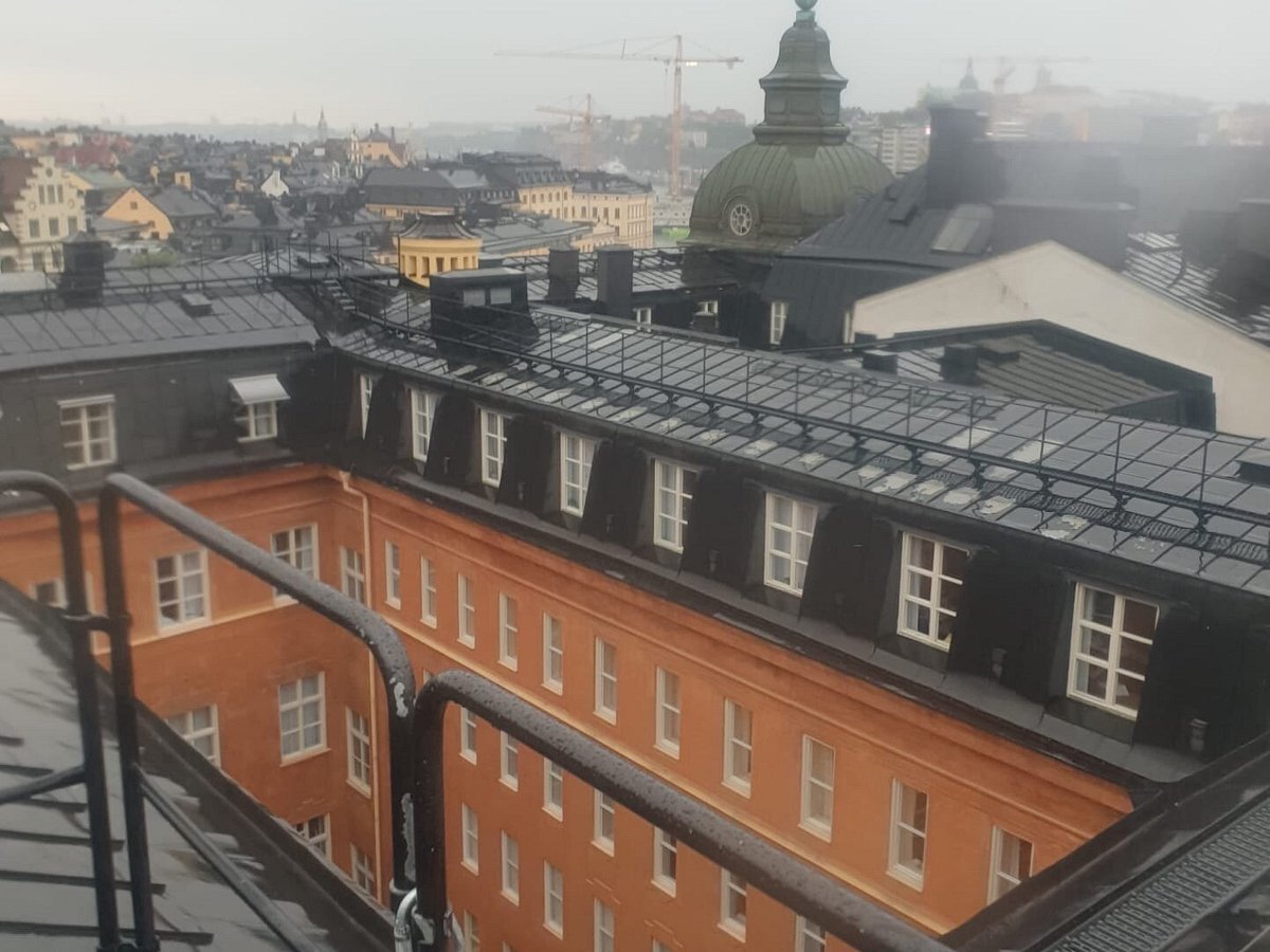 Крыша где жил карлсон. Крыши Стокгольма где жил Карлсон. Стокгольм крыша Андерсона. Стокгольм крыши трубу. Синие крыши в Стокгольме.