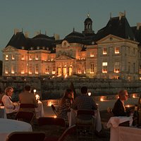 Diner au restaurant les Charmilles avec la vue sur la château de Vaux le Vicomte éclairé aux chandelles.