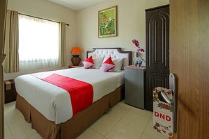 OYO 734 Tuban Torres Accomodation in Kuta, image may contain: Bed, Furniture, Bedroom, Painting