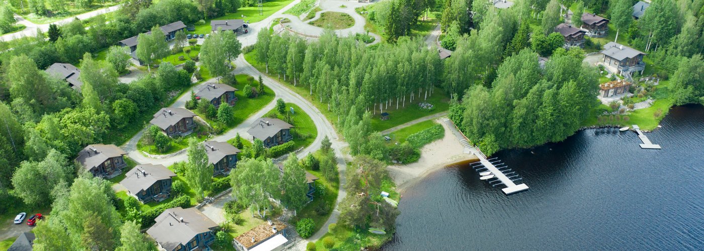 Tahko-Tours Lomakylässä tarjolla luksustason huviloita ja rivitalo asuntoja edulliseen hintaan aivan Syväri- järven ääressä. Tahko-Tours Resort features luxurious cottages and townhomes on Lake Syväri.