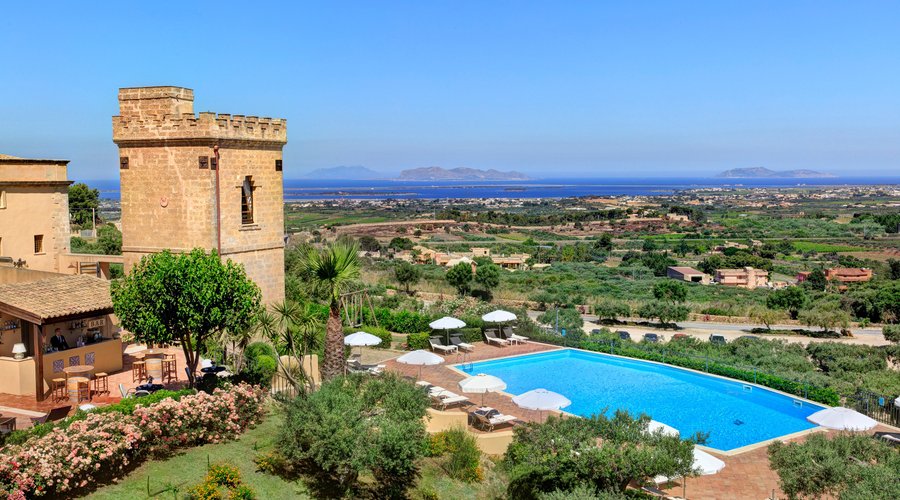 Baglio : Torre del 1700 e piscina che guarda il panorama delle isole Egadi e della Riserva Natur
