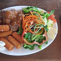 Heerlijke gehaktballen in satesaus met aardappelkroketten!