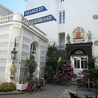A gauche de la cour intérieure de l'Hôtel Chateaubriand