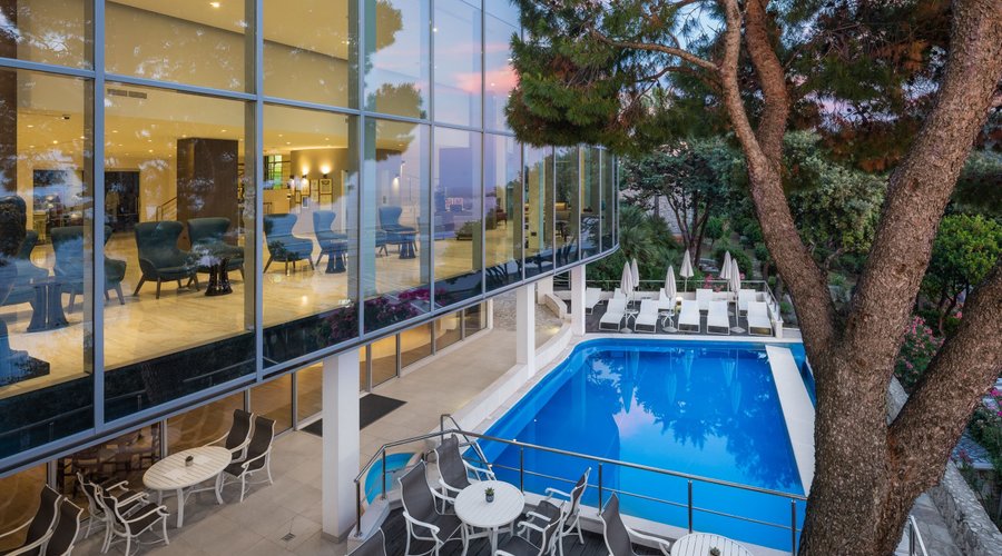 Outdoor terrace of hotel Neptun bar.