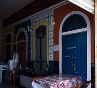 No entorno da praça bar decorado com a cidade.