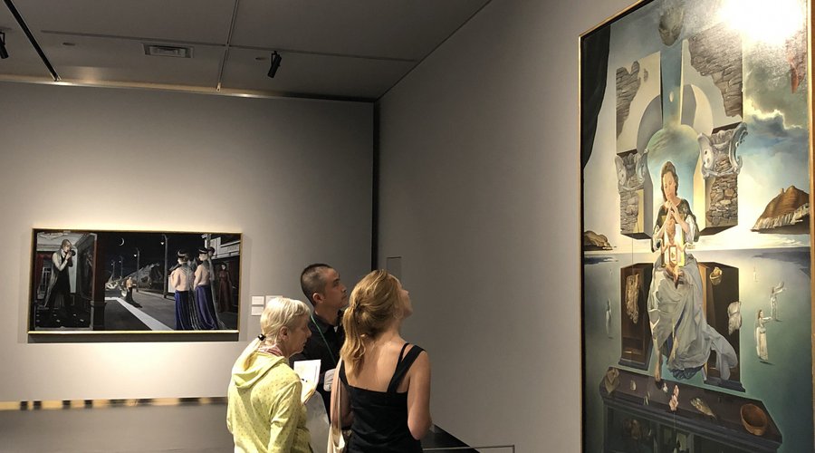 英語ツアー：コレクション展示の中から3点の作品を英語で紹介するツアーを週1回ほど不定期に行っています。　　　　　　　　
Join our Gallery Tour in English!!

The Fukuoka Art Museum provides gallery tours in English. Guides (volunteer or staff) will introduce three art pieces from the collection while we walk through the collection galleries.