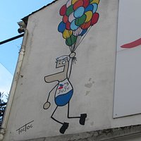 Fresque au portail d'entrée