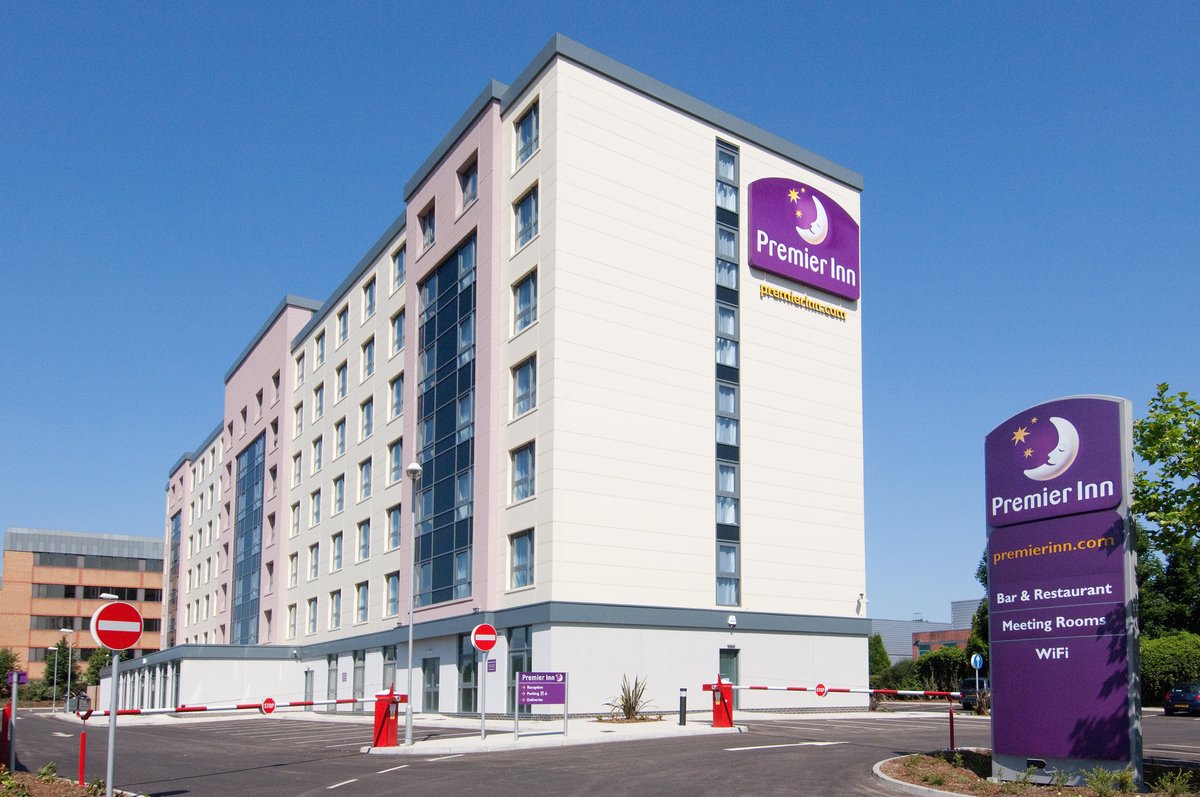 Premier Inn London Gatwick Airport (Manor Royal) hotel Bar or Lounge ...