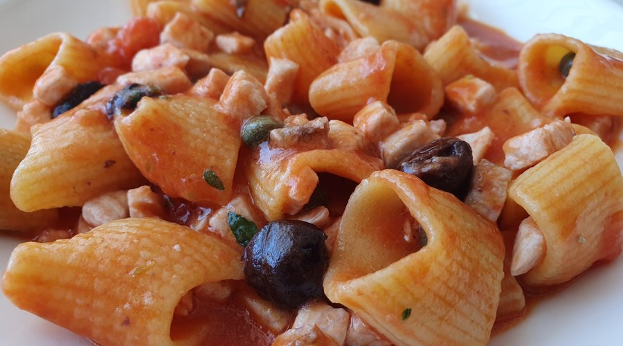 Rigatoni di pasta fresca con Spada, capperi e olive