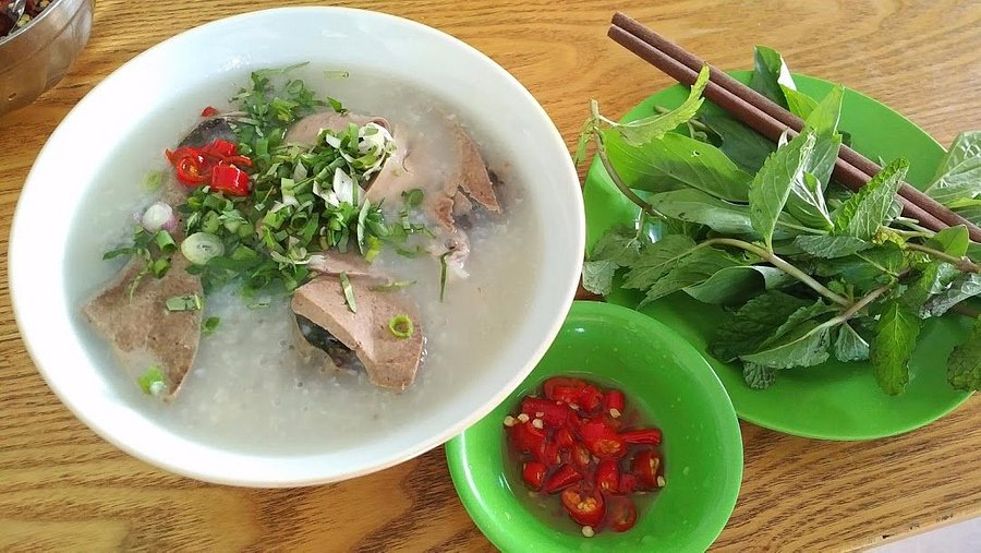 Cháo lòng là món ăn đặc trưng của quán