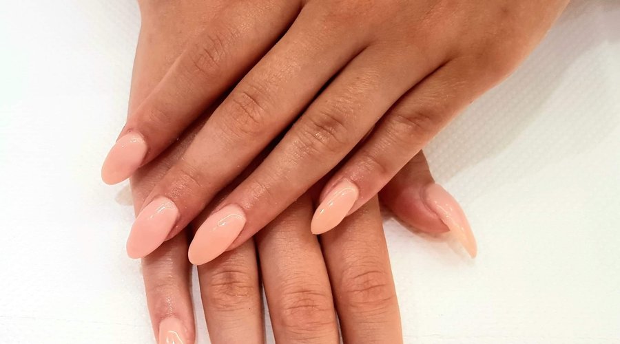 Gel nails nude