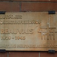 Cementerio aleman de Beauvais de la ww2. Placa de entrada