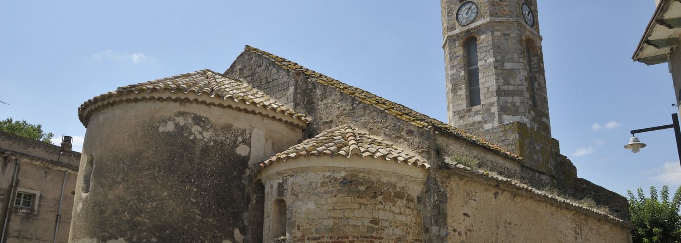 Exterior de la iglesia milenaria románica de Santa Eulàlia en Vilanova de la Muga (término municipal de Peralada)