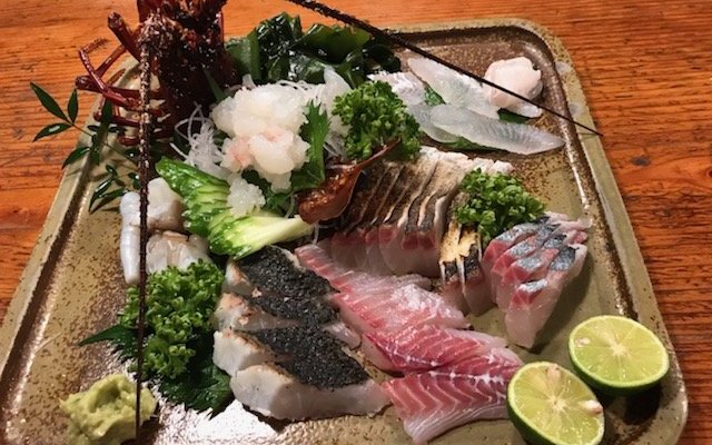豪華刺身盛り合わせ(伊勢海老，イサギ，シマアジ，グレ，タコ，カレイ)