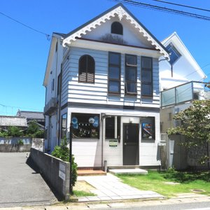 駐車場は宿の前で、二台可能。萩市中心街の商店街通り。 