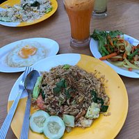 Mooi uitzicht op de monding van de rivier. Heerlijk eten, fantastische sapjes, vriendelijke bediening en ook als het regent een ruim terras.