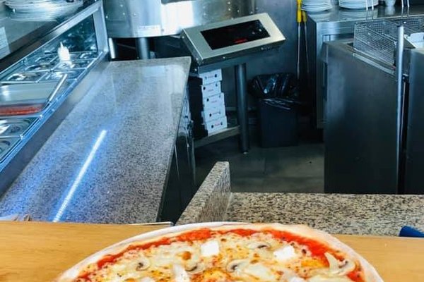 PIzza maison. Notre pâte à pizza est pétrit tous les jours dans nos locaux et nous mettons que des aliments de qualité pour vous la préparer.