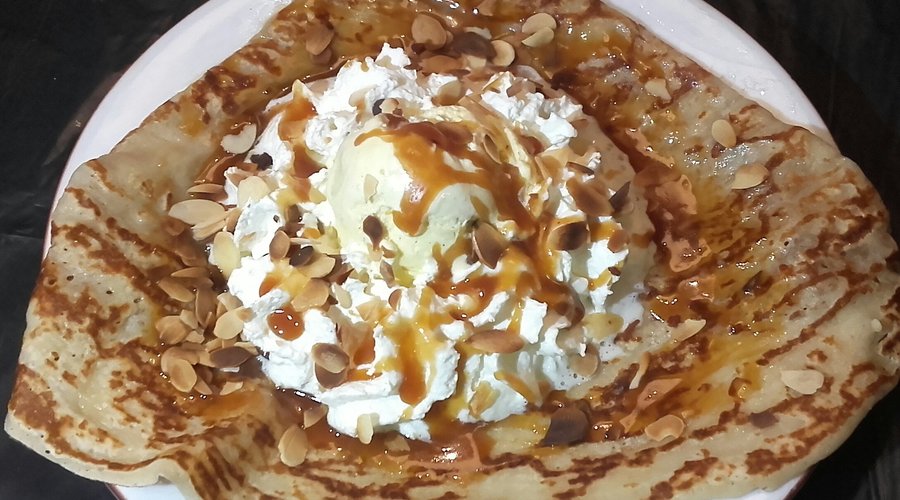 "la men du"  crêpe de froment,boule de glace vanille bourbon,caramel au beurre salé maison,crème chantilly maison,amandes éffillèes grillèes" !!!