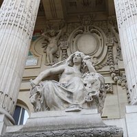 j’ai pu y voir une femme assise, avec la poitrine dénudée, qui tient un marteau dans sa main droite.