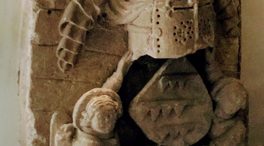 Der Klosterhof mit Klosterkirche aus dem 12. Jahrhundert umfasst Maierhof, Klostersee, Fruchtkasten, Pfarrscheuer und Klostergebäude. Gründung durch die  Chorherren vom Heiligen Grabe.