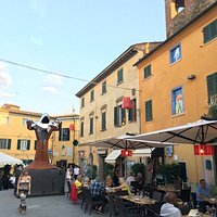 Da Nello's terrace surrounded by the street art of Lajatico