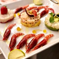 Tris di Tartare di pesce crudo, SCAMPI, GAMBERI E RICCIOLA . Gamberi rossi di MAZARA del Vallo crudi