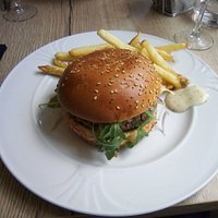 Hamburger italien , viande gouteuse , frites fraiches , un très , très bon .