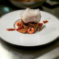 Spaghetto ai gamberi viola, polvere di pomodoro e aria di bisque