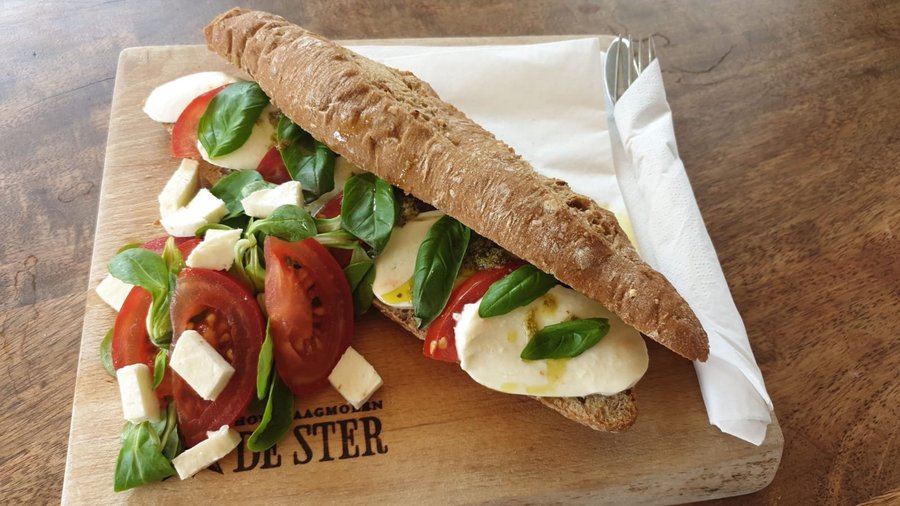Een heerlijk broodje bij de lunch