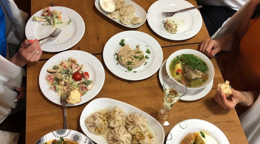 Это не просто кафе!!!!! Это прям место где можно оч вкусно и не очень дорого по есть!!!!! В нашем отеле Кухня не о чем.... И дорого ппц.... Не оправданно дорого!!!! Случайно забрели!!!! И вот уже который день сюда ходим!!!!!! Порции сами видите на фото!!!! А поверьте, я понимаю в кухне... Оч рекомендую!!! Персонал душевный и хороший! Оф Эка, сама доброжелательность!!!! Рекомендую это кафе!!!!
