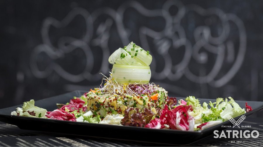 Ensalada de Quinoa con crudite de verduras y aguacate.