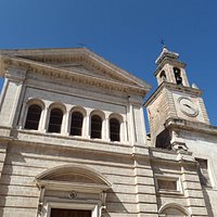 la facciata con il campanile