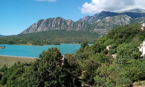 una vista dal paese di castel san Vincenzo.