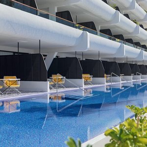Otra vista de las terrazas de las habitaciones Swim Up del H10 Atlantic Sunset, en la primera planta del edifcio El Beso.