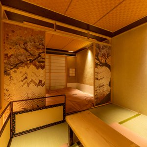 Cyashitsu Suite _ 茶室スイート（20-23m²）

ご家族やグループでお泊まりいただける、二間続きのお部屋です。襖や御簾を上げ下げすることで空間を緩やかに仕切る間仕切り文化を体験できます。また、襖絵に広がるアートや風炉先屏風等調度品を揃えたお部屋は一見の価値ありです。広めの洗面室はシャワールーム・トイレが備わり快適にご滞在いただけます。
