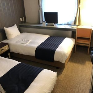 シングルの空きが無く旧館のツインにも泊まりました。会員なので？シングルと同額でした。こっちはユニットバスのトイレが少し古い？丸っぽい便座で少々不満( ´艸｀)