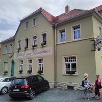 Außenansicht zum Gasthof gehören :Gastraum, Terrasse, Biergarten und ein gut renovierter Saal
