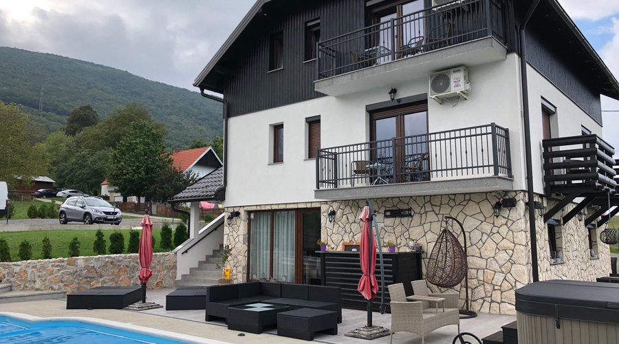 Lateral da pousada com piscina e área para relaxar