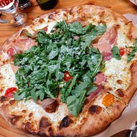 prosciutto pizza with arugula